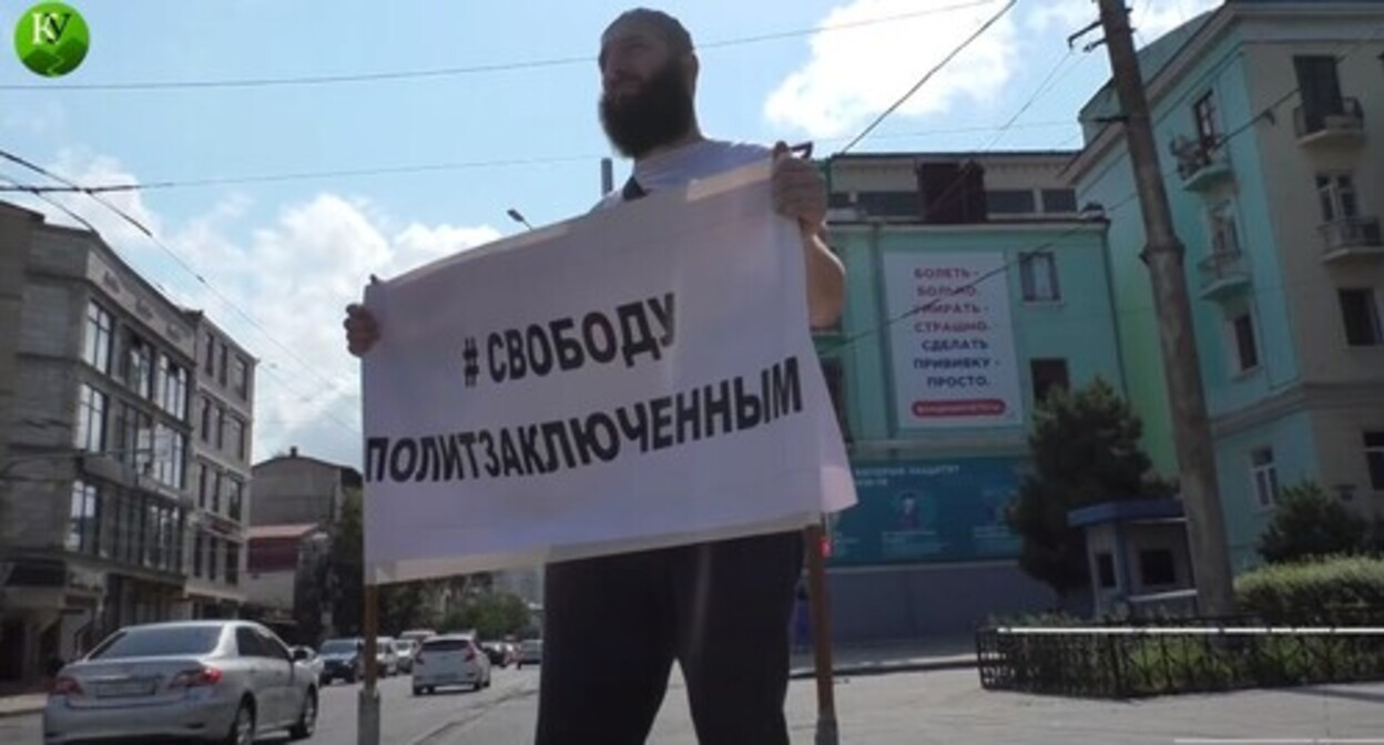 The journalist Idris Yusupov at a picket in Makhachkala. Screenshot of the video by the "Caucasian Knot" www.youtube.com/watch?v=8pwh968l-xI The journalist Idris Yusupov at a picket in Makhachkala. Screenshot of the video by the "Caucasian Knot" www.youtube.com/watch?v=8pwh968l-xI