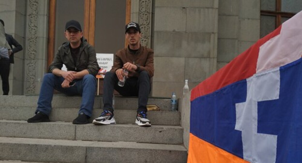 Nver Kirakosyan (on the left) and Arthur Avagyan who went on a hunger strike in Yerevan, April 19, 2022. Photo by Armine Martirosyan for the "Caucasian Knot" Nver Kirakosyan (on the left) and Arthur Avagyan who went on a hunger strike in Yerevan, April 19, 2022. Photo by Armine Martirosyan for the "Caucasian Knot"