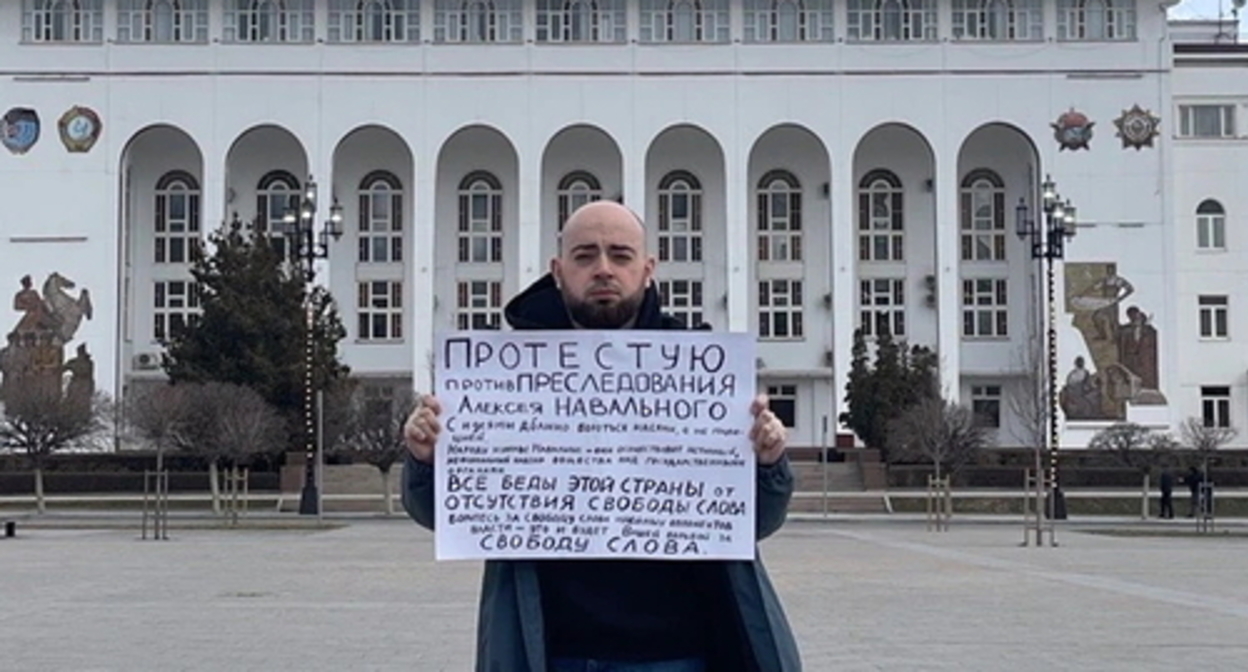 Ruslan Magomedov. Photo: https://chernovik.net/content/lenta-novostey/v-mahachkale-zaderzhan-aktivist-ustroivshiy-odinochnyy-piket-v-podderzhku Ruslan Magomedov. Photo: https://chernovik.net/content/lenta-novostey/v-mahachkale-zaderzhan-aktivist-ustroivshiy-odinochnyy-piket-v-podderzhku