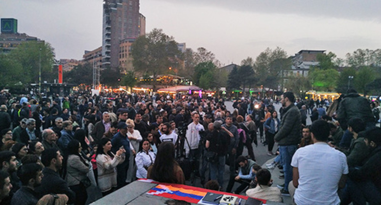Participants in a protest action organized by the "5165" Party in Freedom Square in Yerevan. April 19, 2022. Photo by Armine Martirosyan for the "Caucasian Knot" Participants in a protest action organized by the "5165" Party in Freedom Square in Yerevan. April 19, 2022. Photo by Armine Martirosyan for the "Caucasian Knot"