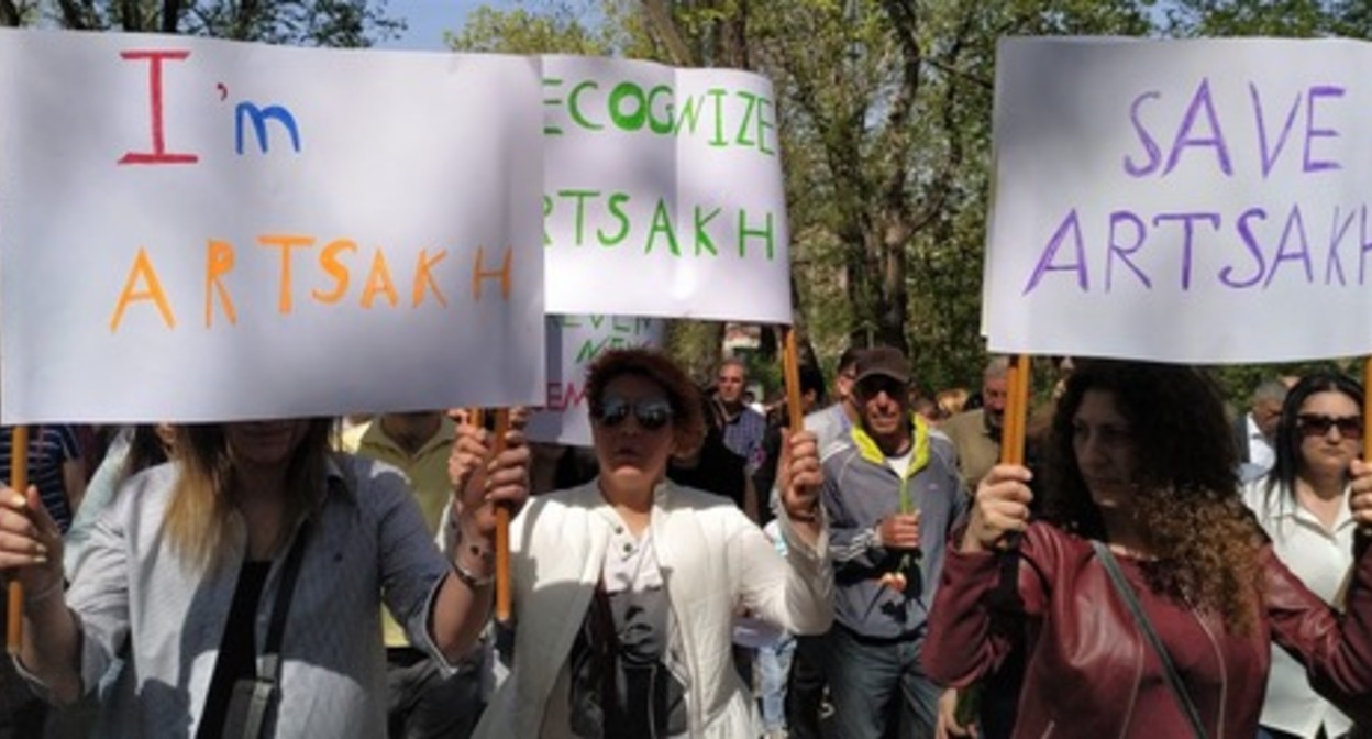 Participants of the picket in Tsitsernakaberd demanding recognition of Nagorno-Karabakh. April 24, 2022. Photo by Armine Martirosyan for the Caucasian Knot Participants of the picket in Tsitsernakaberd demanding recognition of Nagorno-Karabakh. April 24, 2022. Photo by Armine Martirosyan for the Caucasian Knot