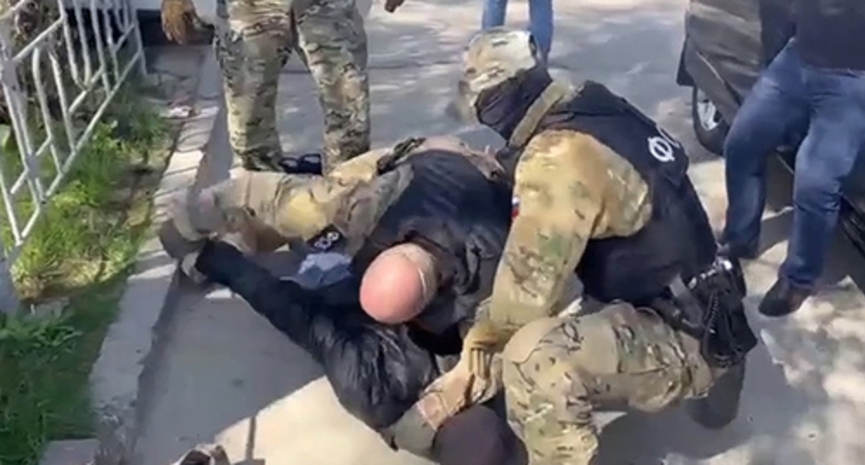 Alleged suspect of involvement in the IS* and plotting a terror act is being detained. Image made from video posted by the press service of the FSB: https://www.gazeta.ru/social/news/2022/04/25/17628338.shtml Alleged suspect of involvement in the IS* and plotting a terror act is being detained. Image made from video posted by the press service of the FSB: https://www.gazeta.ru/social/news/2022/04/25/17628338.shtml