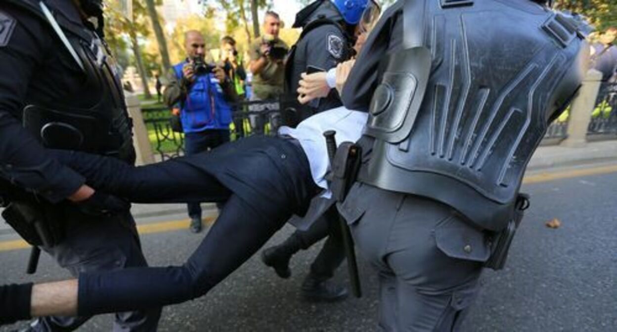 Policemen detain an activist. Photo by Aziz Karimov for the Caucasian Knot Policemen detain an activist. Photo by Aziz Karimov for the Caucasian Knot