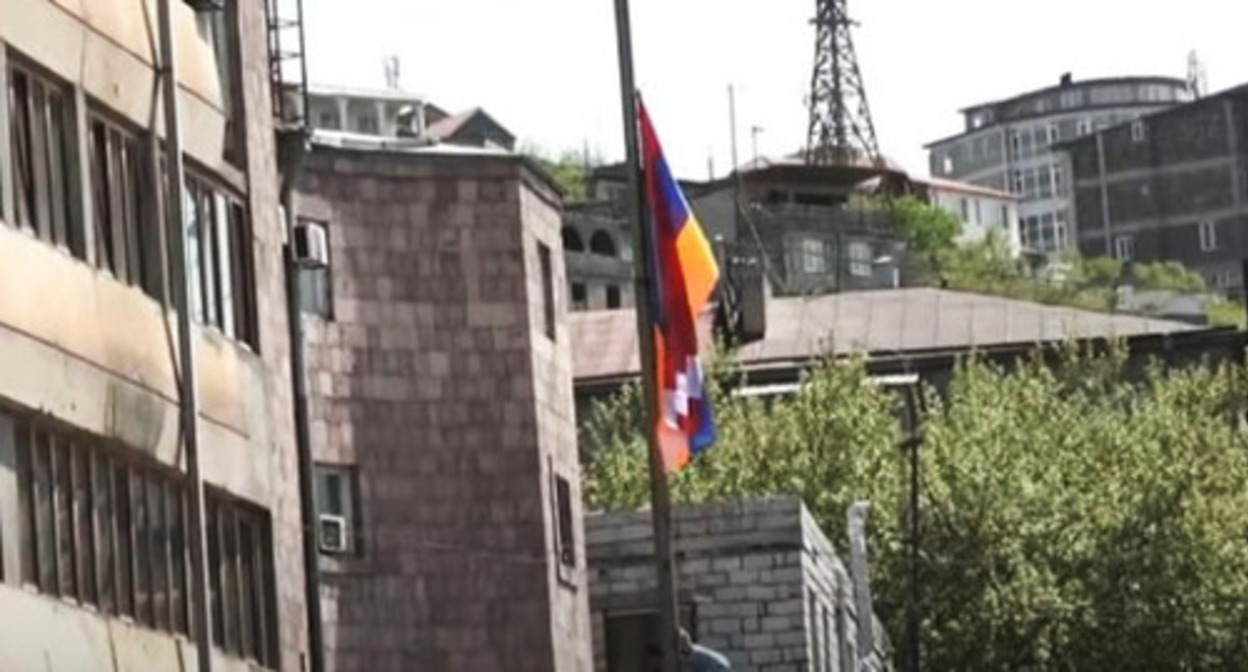 Flag of Nagorno-Karabakh has been raised on the territory of the Yerevan Medical University. Screenshot: https://www.youtube.com/watch?v=mQbaDpkiOR4 Flag of Nagorno-Karabakh has been raised on the territory of the Yerevan Medical University. Screenshot: https://www.youtube.com/watch?v=mQbaDpkiOR4