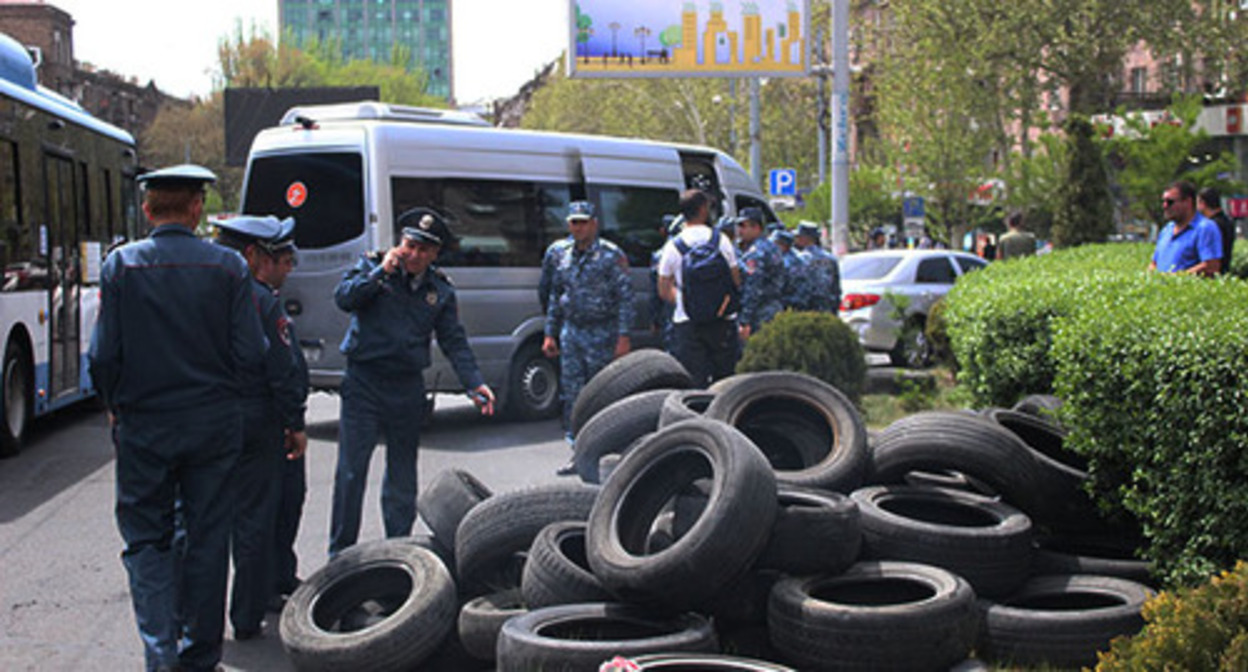 Law enforcers at the place of a protest action in Yerevan, April 26, 2022. Photo by Tigran Petrosyan for the Caucasian Knot Law enforcers at the place of a protest action in Yerevan, April 26, 2022. Photo by Tigran Petrosyan for the Caucasian Knot