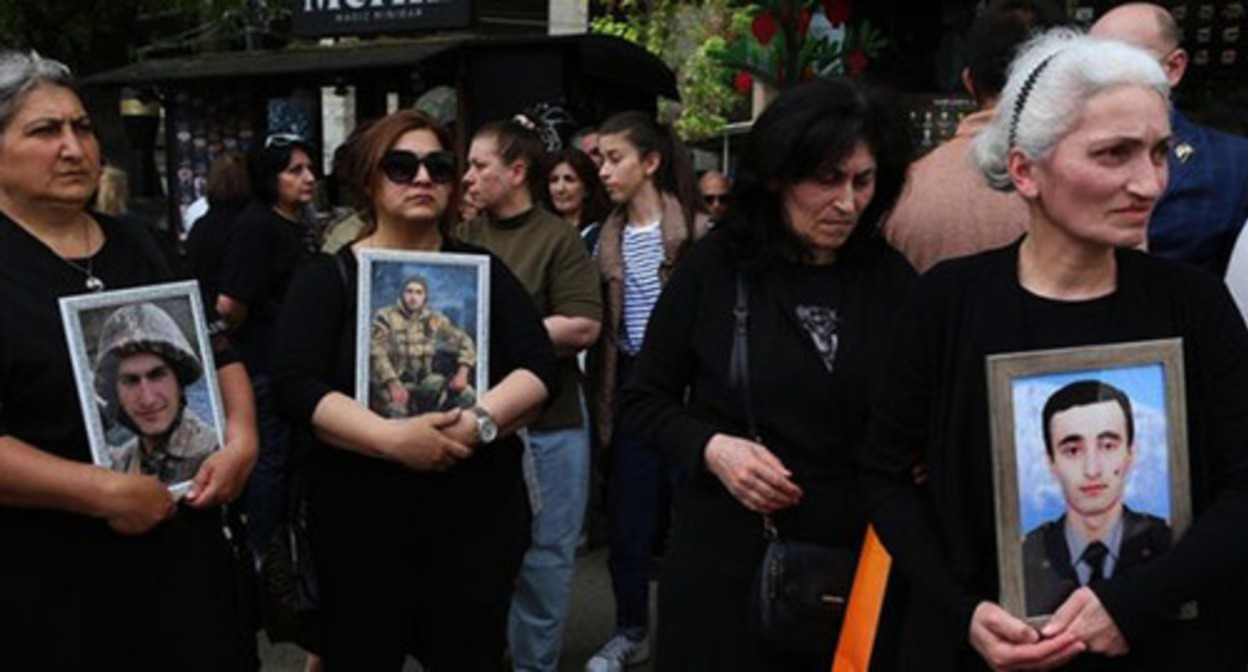 Relatives of militaries who perished during the autumn war in 2020 hold an action with the demand to bring Nikol Pashinyan to responsibility. Photo: https://eadaily.com/ru/ampnews/2022/04/26/rodnye-pogibshih-v-karabahe-potrebovali-privlech-pashinyana-k-otvetstvennosti Relatives of militaries who perished during the autumn war in 2020 hold an action with the demand to bring Nikol Pashinyan to responsibility. Photo: https://eadaily.com/ru/ampnews/2022/04/26/rodnye-pogibshih-v-karabahe-potrebovali-privlech-pashinyana-k-otvetstvennosti
