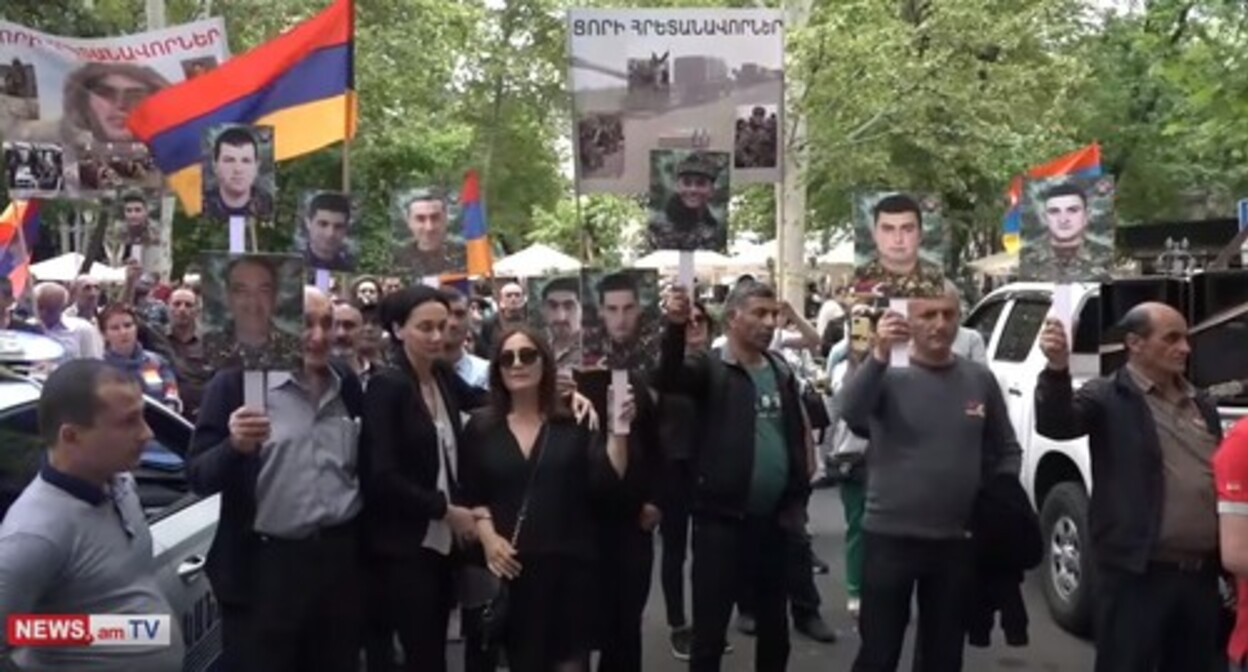 Rally in Yerevan, April 30, 2022. Screenshot: https://www.youtube.com/watch?v=EJOb-1XebTU Rally in Yerevan, April 30, 2022. Screenshot: https://www.youtube.com/watch?v=EJOb-1XebTU