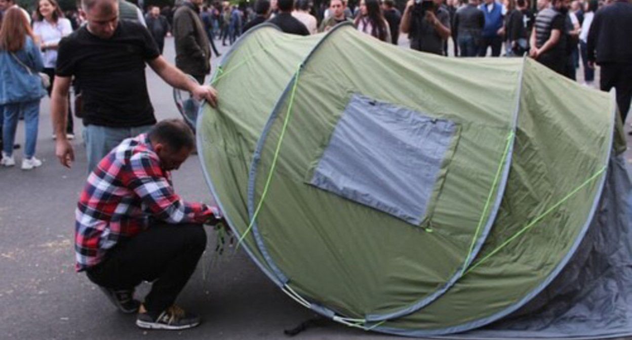 The opposition sets up tents in the central Yerevan. May 1, 2022. Photo by Tigran Petrosyan for the "Caucasian Knot" The opposition sets up tents in the central Yerevan. May 1, 2022. Photo by Tigran Petrosyan for the "Caucasian Knot"