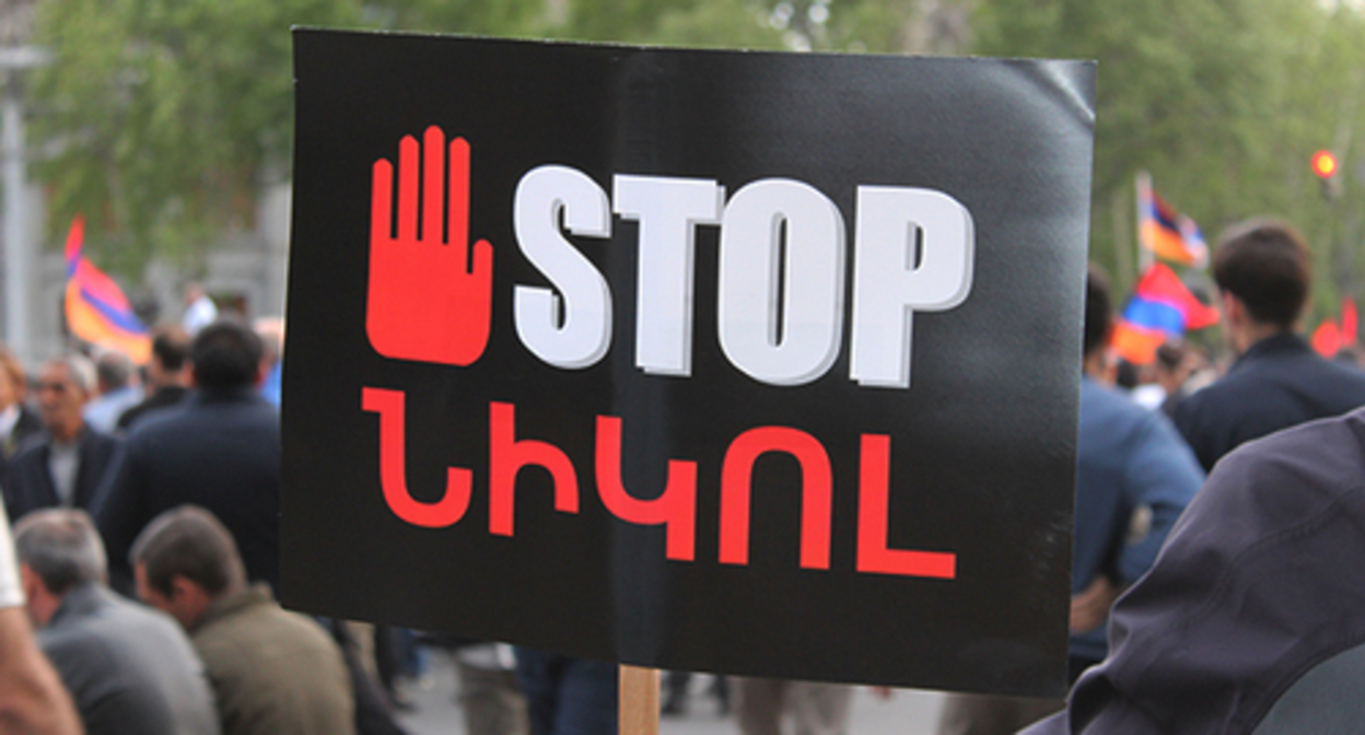 A banner of a protester saying "Stop, Nikol!" Yerevan, May 1, 2022. Photo by Tigran Petrosyan for the "Caucasian Knot" A banner of a protester saying "Stop, Nikol!" Yerevan, May 1, 2022. Photo by Tigran Petrosyan for the "Caucasian Knot"
