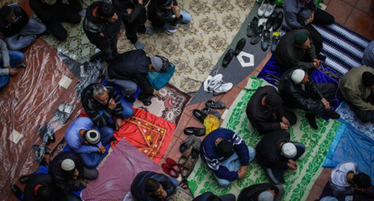 Believers in a mosque. Photo by Nina Zotina, Yuga.ru Believers in a mosque. Photo by Nina Zotina, Yuga.ru