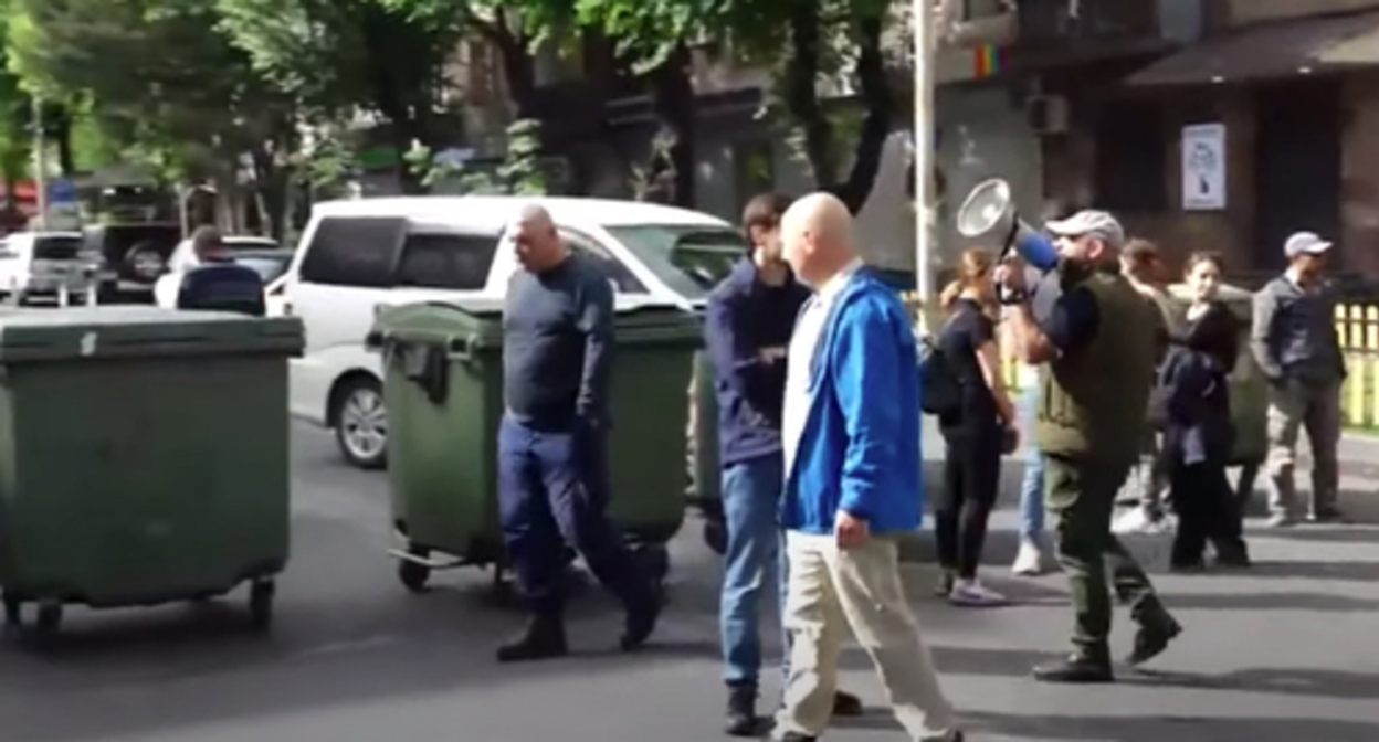 The opponents of Pashinyan have blocked streets in Yerevan. Screenshot of the video by the NEWS AM https://www.youtube.com/watch?v=KZSYLsi0WFk The opponents of Pashinyan have blocked streets in Yerevan. Screenshot of the video by the NEWS AM https://www.youtube.com/watch?v=KZSYLsi0WFk