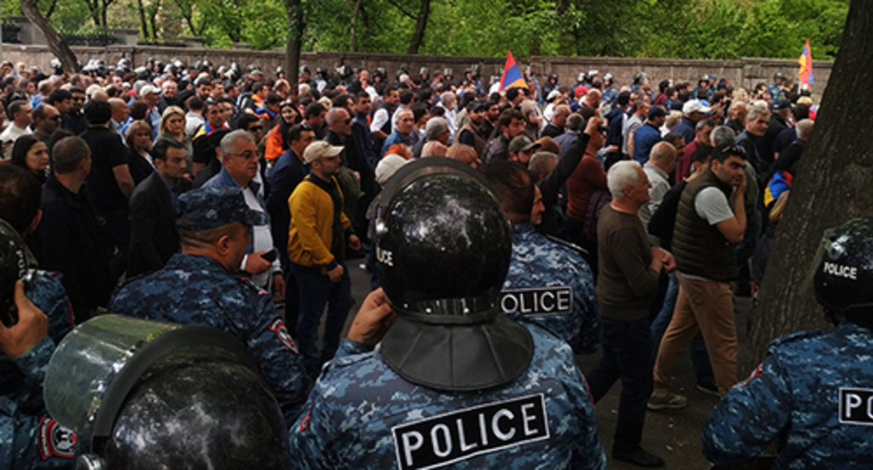 The police watches the protesters. Yerevan, May 3, 2022. Photo by Armine Martirosyan for the "Caucasian Knot" The police watches the protesters. Yerevan, May 3, 2022. Photo by Armine Martirosyan for the "Caucasian Knot"