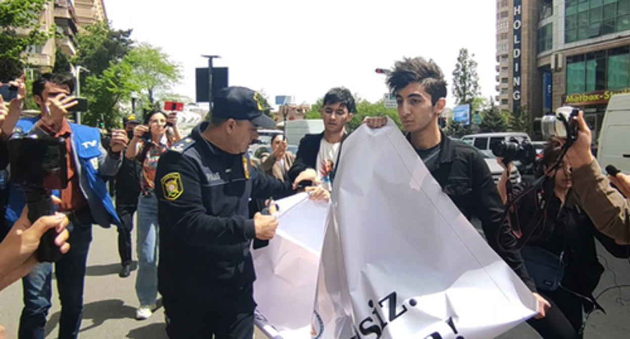 The protesters near the building of the Azeri Ministry of Education. Baku, May 5, 2022. Photo by Faik Medjid for the "Caucasian Knot" The protesters near the building of the Azeri Ministry of Education. Baku, May 5, 2022. Photo by Faik Medjid for the "Caucasian Knot"