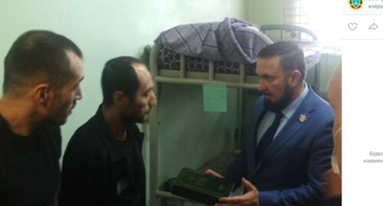 Mansur Soltaev talking to prisoners in the Dimitrovgrad prison. Screenshot of the post published on the Chechen Ombudsperson's page on the "VKontakte" https://vk.com/chechombudsman?z=photo708890451_457239074%2Fwall708890451_110 Mansur Soltaev talking to prisoners in the Dimitrovgrad prison. Screenshot of the post published on the Chechen Ombudsperson's page on the "VKontakte" https://vk.com/chechombudsman?z=photo708890451_457239074%2Fwall708890451_110