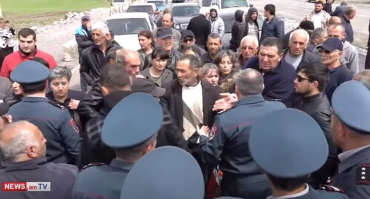 Relatives of the Armenian prisoners of war block the Yerevan-Gyumri highway, May 8, 2022. Screenshot: https://www.kavkaz-uzel.eu/articles/375956/ Relatives of the Armenian prisoners of war block the Yerevan-Gyumri highway, May 8, 2022. Screenshot: https://www.kavkaz-uzel.eu/articles/375956/