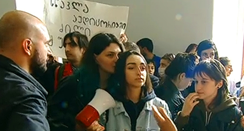 Students hold a protest action in Tbilisi. Screenshot: https://rustavi2.ge/ka/news/228977 Students hold a protest action in Tbilisi. Screenshot: https://rustavi2.ge/ka/news/228977
