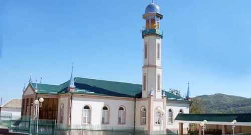 A mosque in a Dagestani village. Photo: https://riadagestan.ru/news/g_kizilyurt/v_tsentralnoy_mecheti_goroda_kizilyurta_organizovali_mavlid_dlya_slabovidyashchikh/ A mosque in a Dagestani village. Photo: https://riadagestan.ru/news/g_kizilyurt/v_tsentralnoy_mecheti_goroda_kizilyurta_organizovali_mavlid_dlya_slabovidyashchikh/