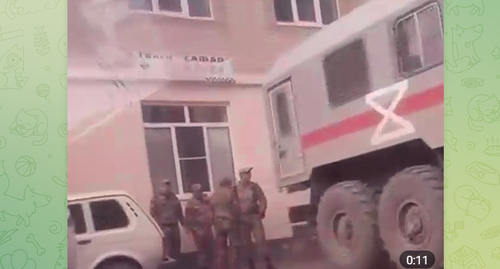 Law enforcers from the National Guard of Russia arrive in the Botlikh District after a mass fight occurred near the Central District Hospital. Screenshot: https://t.me/mash_gor/1832 Law enforcers from the National Guard of Russia arrive in the Botlikh District after a mass fight occurred near the Central District Hospital. Screenshot: https://t.me/mash_gor/1832
