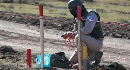 An ANAMA officer prepares to detonate a mine. March 16, 2021. Photo by Aziz Karimov for the Caucasian Knot An ANAMA officer prepares to detonate a mine. March 16, 2021. Photo by Aziz Karimov for the Caucasian Knot