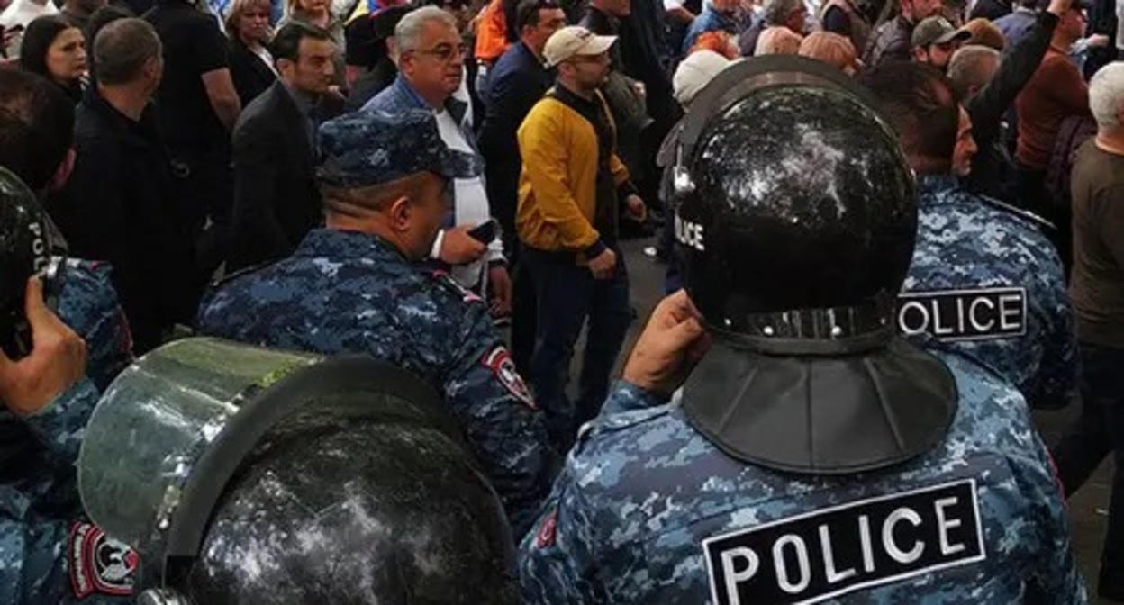 Policemen during a protest action. Photo by Armine Martirosyan for the Caucasian Knot Policemen during a protest action. Photo by Armine Martirosyan for the Caucasian Knot