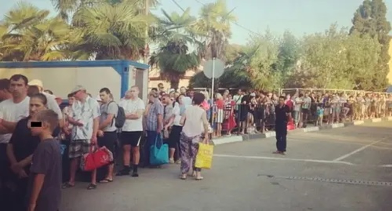 People stand in line at the ‘Psou’ border checkpoint. Screenshot: https://www.ntv.ru/novosti/646277/ People stand in line at the ‘Psou’ border checkpoint. Screenshot: https://www.ntv.ru/novosti/646277/