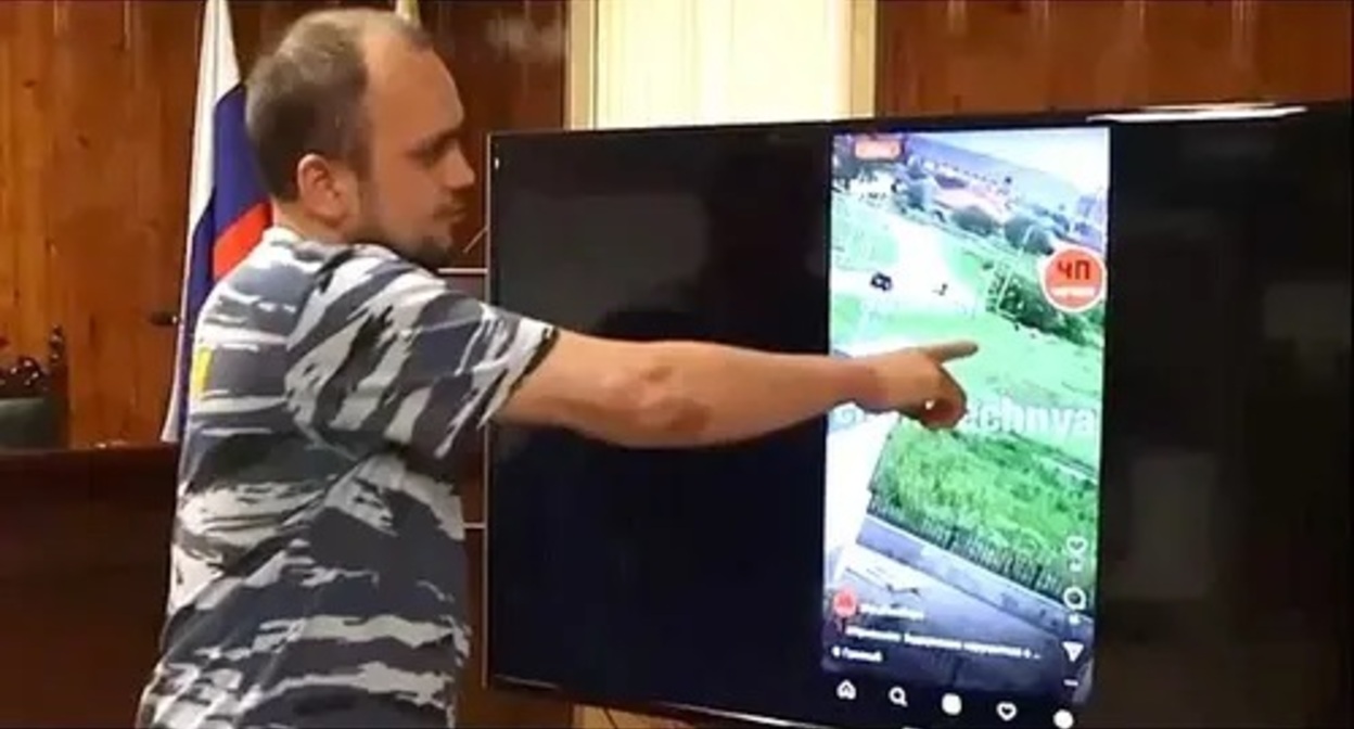 The driver comments the video of his detention to the law enforcers. Screenshot of the video on the Telegram channel of Idris Cherkhigov, the chief of the Chechen GIBDD https://t.me/idrischerkhigov/56 The driver comments the video of his detention to the law enforcers. Screenshot of the video on the Telegram channel of Idris Cherkhigov, the chief of the Chechen GIBDD https://t.me/idrischerkhigov/56