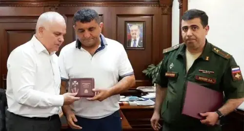 The father of a native of Dagestanskiye Ogni, who perished in Ukraine, is handed over Order of Courage. Screenshot https://t.me/dagogni_press/667 The father of a native of Dagestanskiye Ogni, who perished in Ukraine, is handed over Order of Courage. Screenshot https://t.me/dagogni_press/667