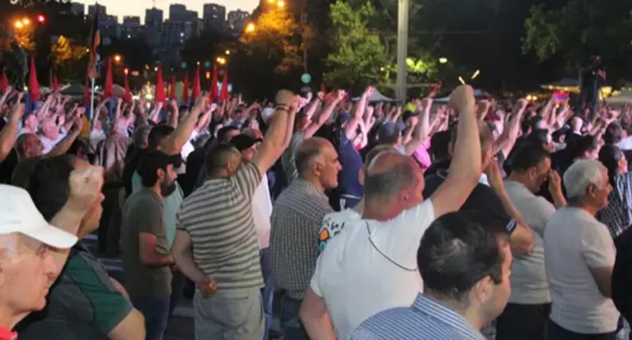 Protesters on the square in Yerevan. Photo by Tigran Petrosyan for the "Caucasian Knot" Protesters on the square in Yerevan. Photo by Tigran Petrosyan for the "Caucasian Knot"