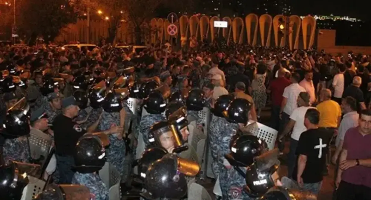 Clashes between the police and protesters at a rally in Yerevan, June 3, 2022. Photo by Tigran Petrosyan for the "Caucasian Knot" Clashes between the police and protesters at a rally in Yerevan, June 3, 2022. Photo by Tigran Petrosyan for the "Caucasian Knot"
