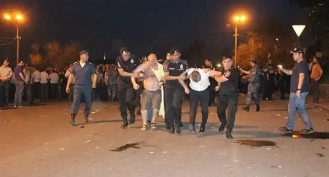 People suffered at a protest action in Yerevan, June 3, 2022. Photo by Tigran Petrosyan for the "Caucasian Knot" People suffered at a protest action in Yerevan, June 3, 2022. Photo by Tigran Petrosyan for the "Caucasian Knot"