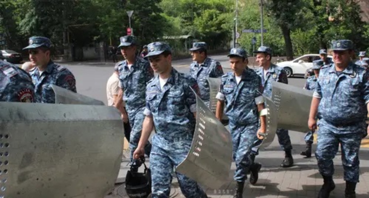Policemen during a protest rally in Yerevan. Photo by Tigran Petrosyan for the Caucasian Knot Policemen during a protest rally in Yerevan. Photo by Tigran Petrosyan for the Caucasian Knot