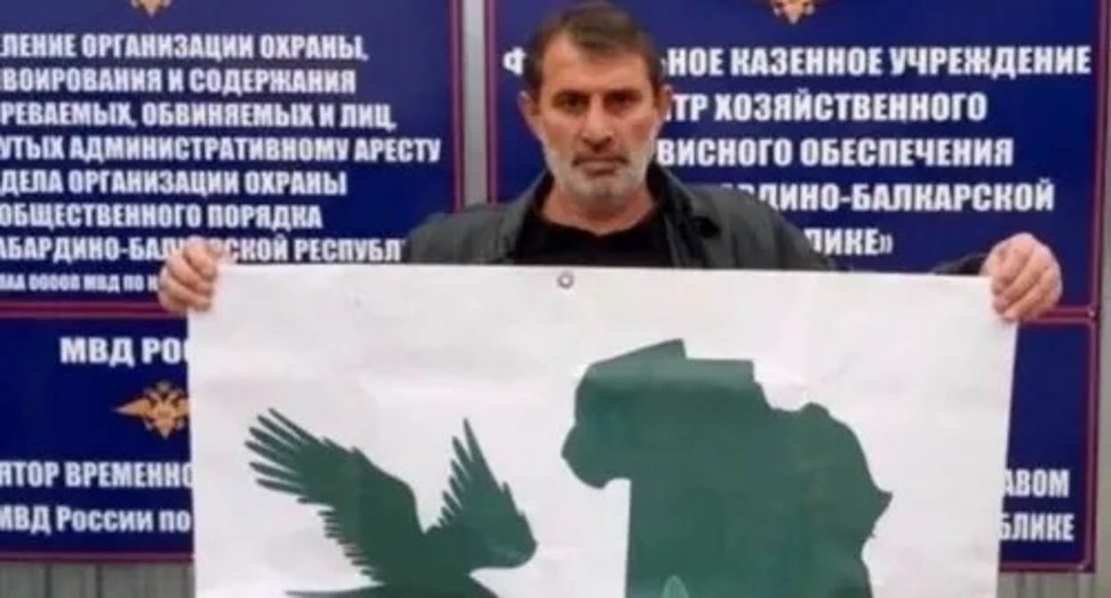 Bagaudin Myakiev holds a picket. Screenshot: https://t.me/fortangaorg/12243 Bagaudin Myakiev holds a picket. Screenshot: https://t.me/fortangaorg/12243