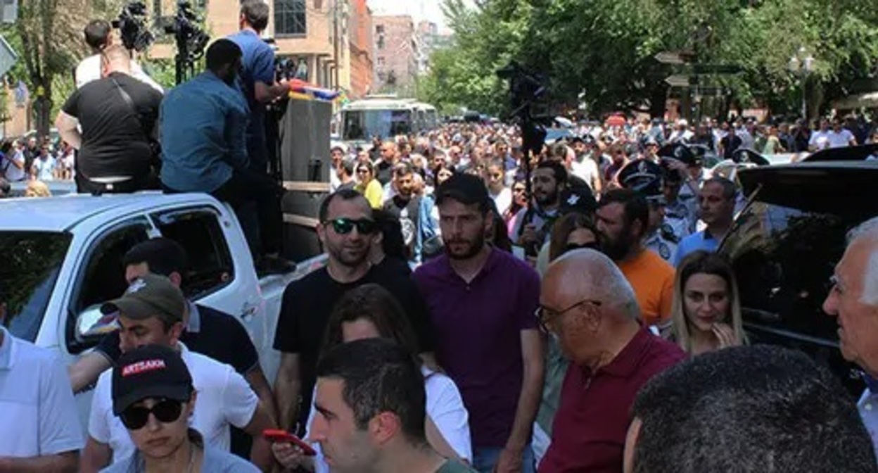 Opposition supporters in Yerevan streets, May 2022. Photo by Tigran Petrosyan for the Caucasian Knot Opposition supporters in Yerevan streets, May 2022. Photo by Tigran Petrosyan for the Caucasian Knot
