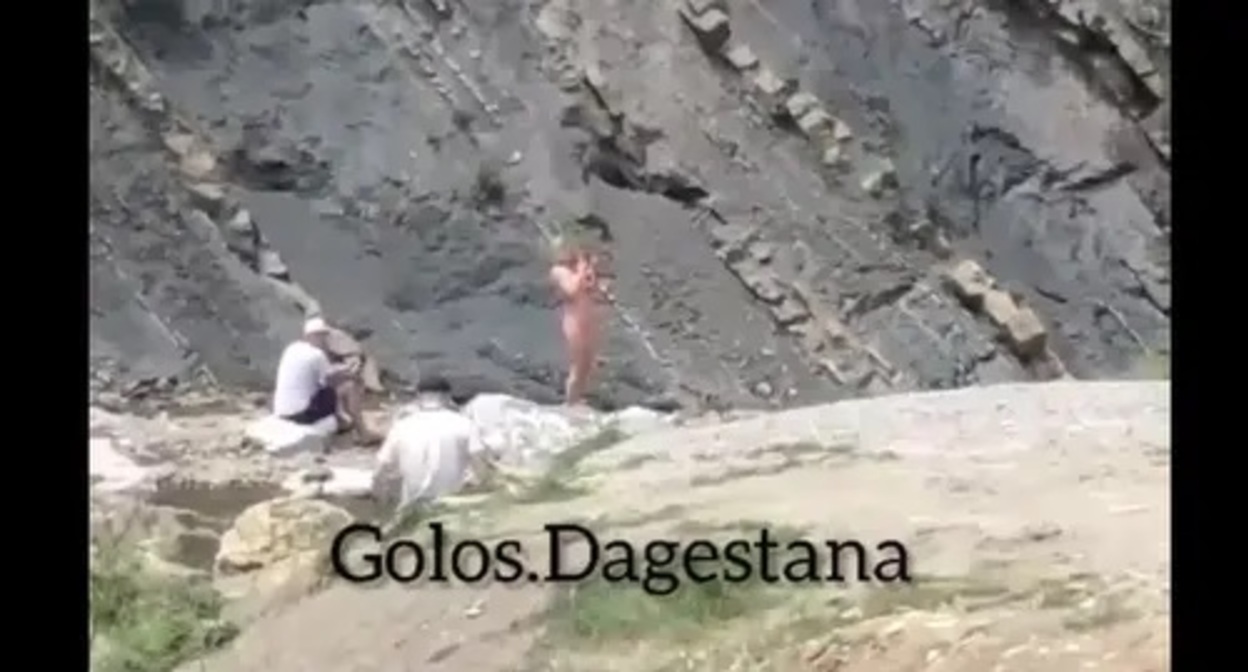 A female tourist in a swimsuit near the Khuchninsky waterfall. Screenshot: https://vk.com/wall-74219800_1392693 A female tourist in a swimsuit near the Khuchninsky waterfall. Screenshot: https://vk.com/wall-74219800_1392693