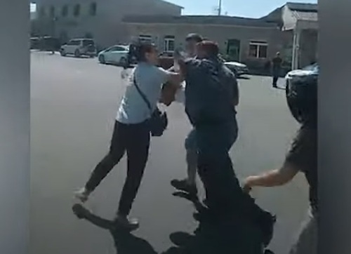 Security forces lead a protester in the Ararat region into a police minibus. Screenshot: https://news.am/rus/news/706794.html Security forces lead a protester in the Ararat region into a police minibus. Screenshot: https://news.am/rus/news/706794.html