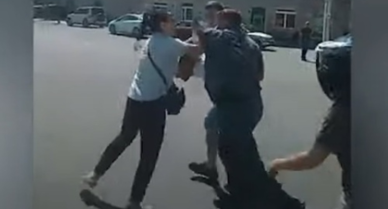 Security forces lead a protester in the Ararat region into a police minibus. Screenshot: https://news.am/rus/news/706794.html Security forces lead a protester in the Ararat region into a police minibus. Screenshot: https://news.am/rus/news/706794.html
