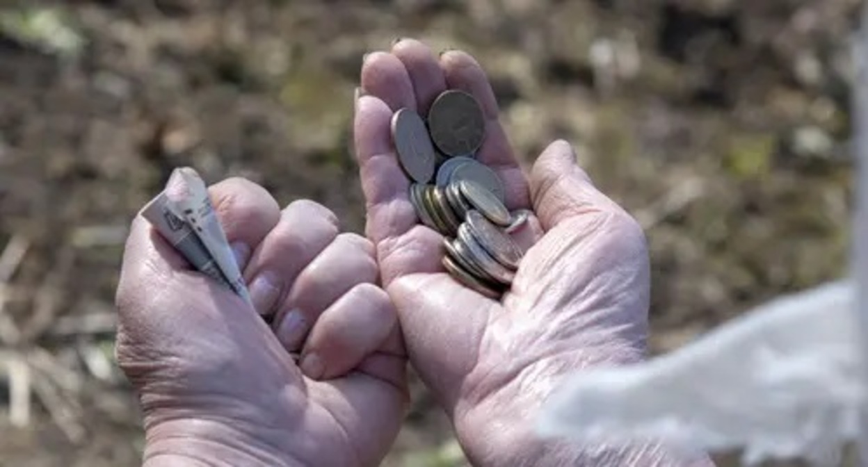 Money in a woman’s hands. Photo by Nina Tumanova for the Caucasian Knot Money in a woman’s hands. Photo by Nina Tumanova for the Caucasian Knot