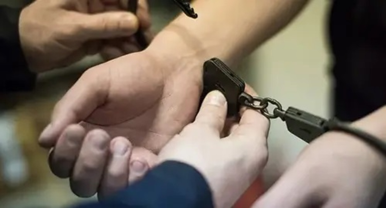 Handcuffs. Photo by Elena Sineok, Yuga.ru Handcuffs. Photo by Elena Sineok, Yuga.ru