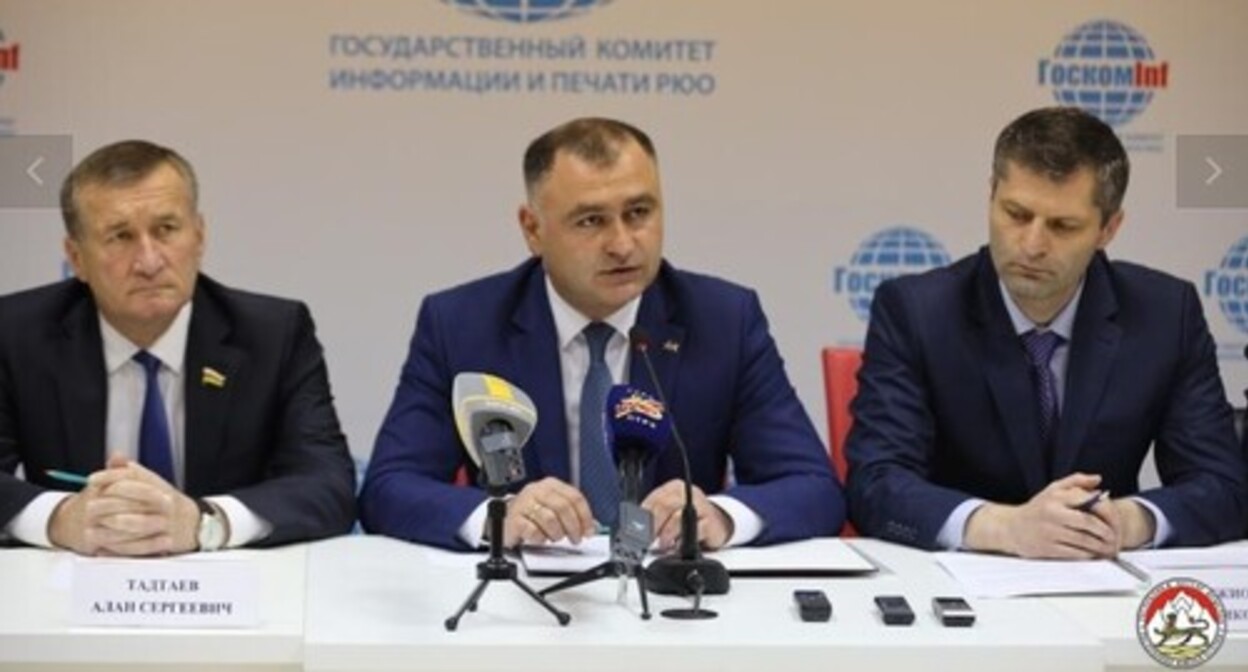 Alan Gagloev (centre) speaks at a press conference in Tskhinvali, June 21, 2022. Photo courtesy of the press service of the President of South Ossetia, https://presidentruo.org/press-konferenciya-po-itogam-rabochej-poezdki-v-moskvu/ Alan Gagloev (centre) speaks at a press conference in Tskhinvali, June 21, 2022. Photo courtesy of the press service of the President of South Ossetia, https://presidentruo.org/press-konferenciya-po-itogam-rabochej-poezdki-v-moskvu/