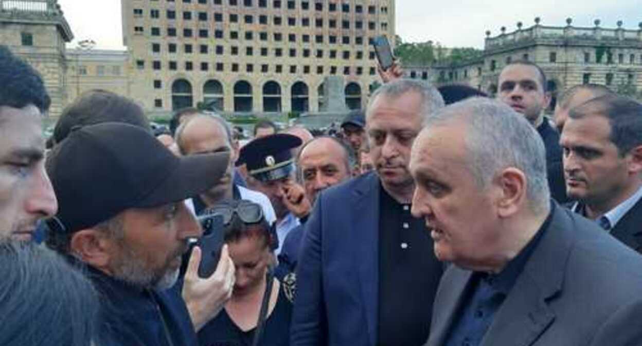 Djansukh Adleiba talks with Alexander Ankvab at an action in Sukhumi. Photo: https://abh-n.ru/dzhansux-adlejba-aleksandr-zolotinskovich-ya-vam-ne-doveryayu-kak-premer-ministru/ Djansukh Adleiba talks with Alexander Ankvab at an action in Sukhumi. Photo: https://abh-n.ru/dzhansux-adlejba-aleksandr-zolotinskovich-ya-vam-ne-doveryayu-kak-premer-ministru/