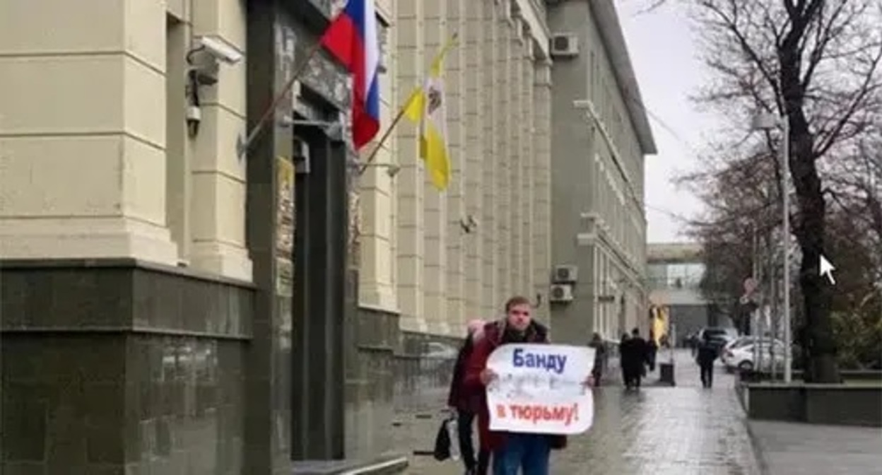 Mikhail Shevchenko holds a solo picket in Stavropol, December 20, 2022. Photo courtesy of a eyewitness of the event who preferred to remain anonymous Mikhail Shevchenko holds a solo picket in Stavropol, December 20, 2022. Photo courtesy of a eyewitness of the event who preferred to remain anonymous