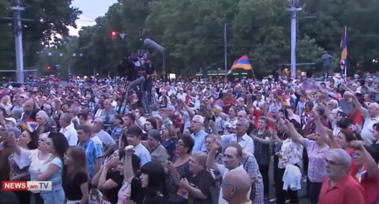 Participants of opposition rally in Yerevan, June 24, 2022. Screenshot: https://www.youtube.com/watch?v=ypaFp9XGogY Participants of opposition rally in Yerevan, June 24, 2022. Screenshot: https://www.youtube.com/watch?v=ypaFp9XGogY