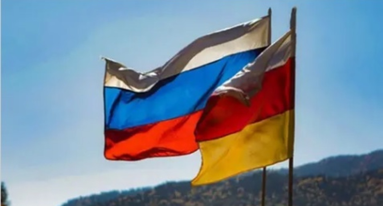 Flags of South Ossetia and Russia. Photo: cominf.org https://www.grozny-inform.ru/news/politic/131615/ Flags of South Ossetia and Russia. Photo: cominf.org https://www.grozny-inform.ru/news/politic/131615/