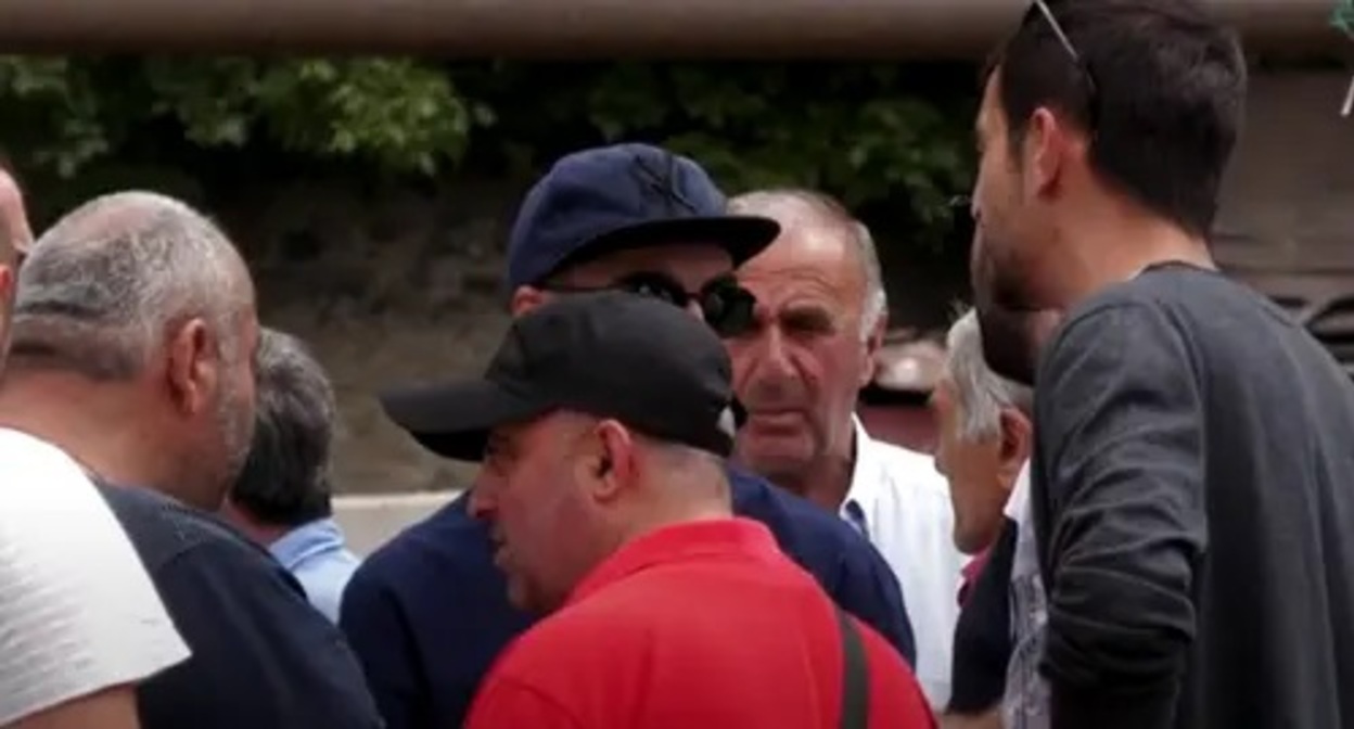 Strikers at a Borjomi plant. Screenshot: https://www.youtube.com/watch?v=Y4obZZijUFQ Strikers at a Borjomi plant. Screenshot: https://www.youtube.com/watch?v=Y4obZZijUFQ