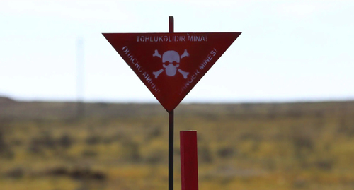 A sign warning of mines. Photo by Aziz Karimov for the "Caucasian Knot" A sign warning of mines. Photo by Aziz Karimov for the "Caucasian Knot"