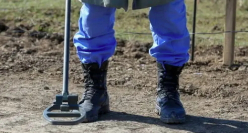 A sapper searches for mines. Photo by Aziz Karimov for the "Caucasian Knot" A sapper searches for mines. Photo by Aziz Karimov for the "Caucasian Knot"