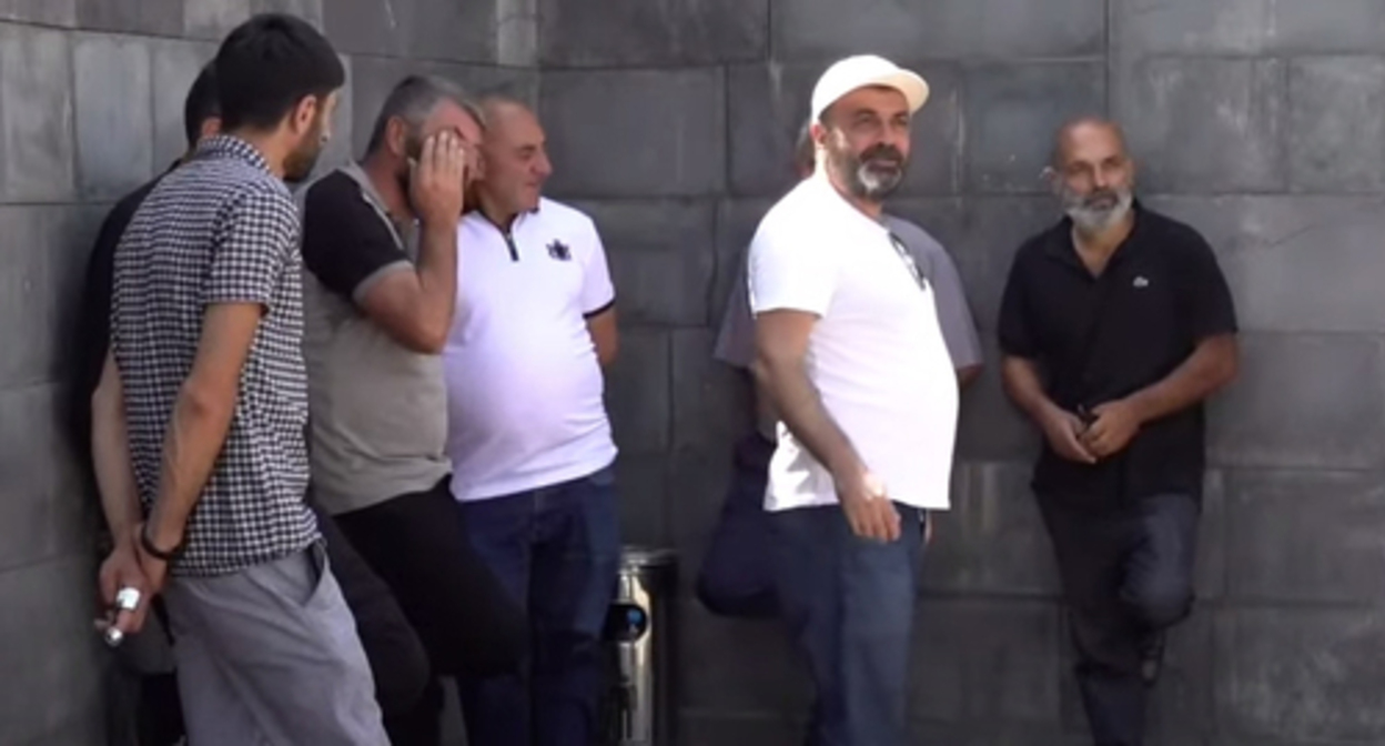 The parents of the military servicemen who perished in the 2020 Karabakh went out to protest at the building of the Armenian Ministry of Defence. Screenshot of the video by the NEWS AM https://www.youtube.com/watch?v=bf2176tlM7c The parents of the military servicemen who perished in the 2020 Karabakh went out to protest at the building of the Armenian Ministry of Defence. Screenshot of the video by the NEWS AM https://www.youtube.com/watch?v=bf2176tlM7c