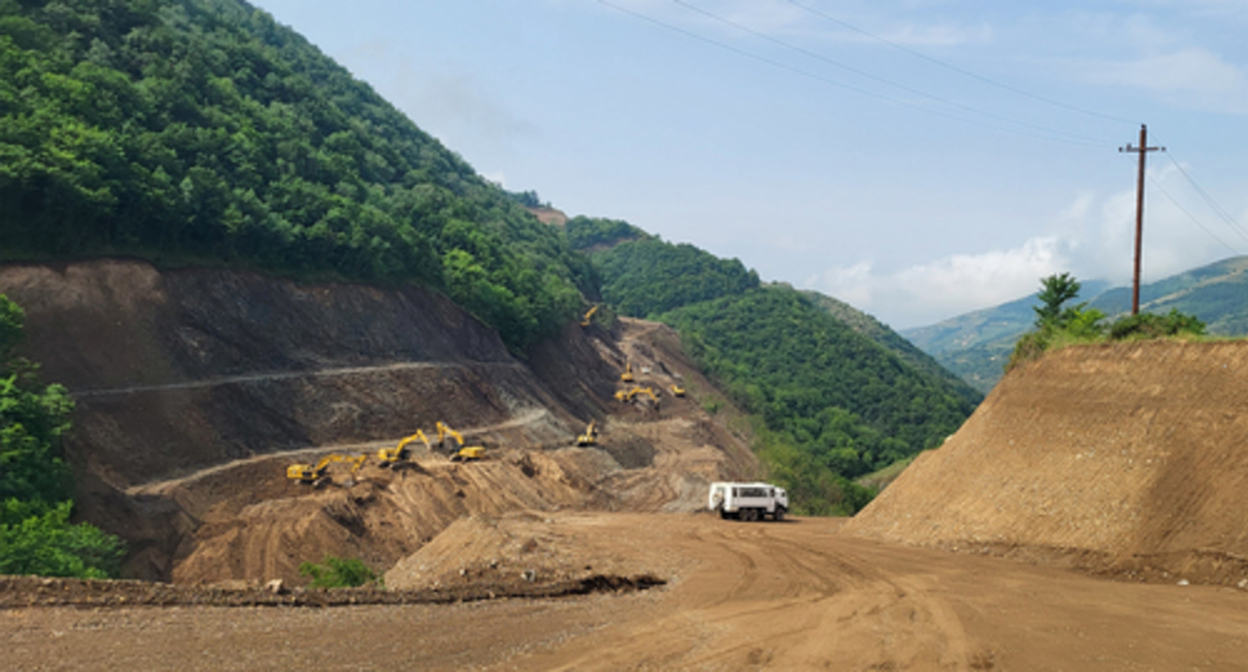 Azerbaijan is rapidly building a road in the village of Mets Shen, Shusha region of Nagorno-Karabakh. Photo by Alvard Grigoryan for the "Caucasian Knot" Azerbaijan is rapidly building a road in the village of Mets Shen, Shusha region of Nagorno-Karabakh. Photo by Alvard Grigoryan for the "Caucasian Knot"