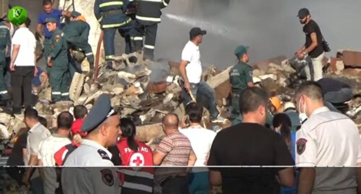 Clearing rubble at the site of an explosion in a shopping center in Yerevan. Screenshot: https://www.youtube.com/watch?v=rm---YCig84 Clearing rubble at the site of an explosion in a shopping center in Yerevan. Screenshot: https://www.youtube.com/watch?v=rm---YCig84
