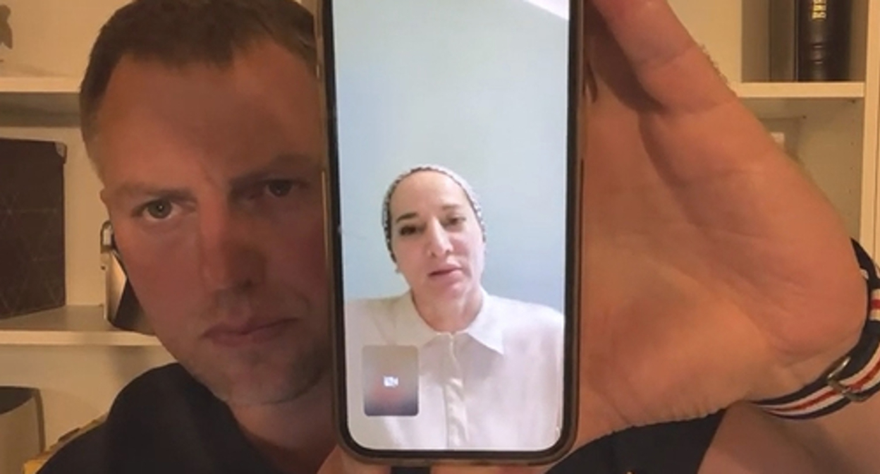 Vladimir Osechkin talks via video link with advocate Aza Alieva. Image mage from video posted by Gulagu.net at: https://www.youtube.com/watch?v=t0D4evAKieA
Vladimir Osechkin talks via video link with advocate Aza Alieva. Image mage from video posted by Gulagu.net at: https://www.youtube.com/watch?v=t0D4evAKieA